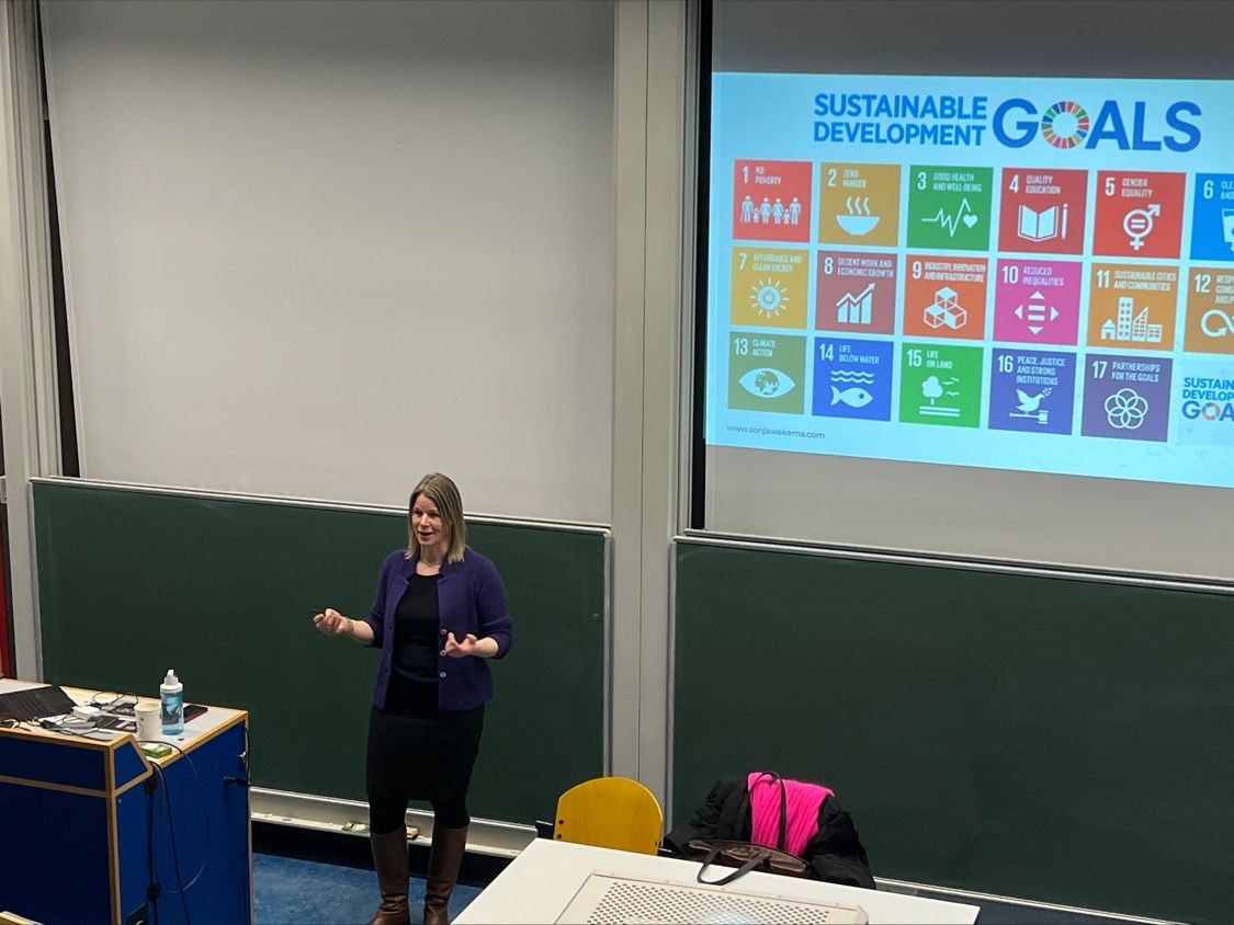 Sonja Wekema giving a guest lecture at Vrije Universiteit Amsterdam